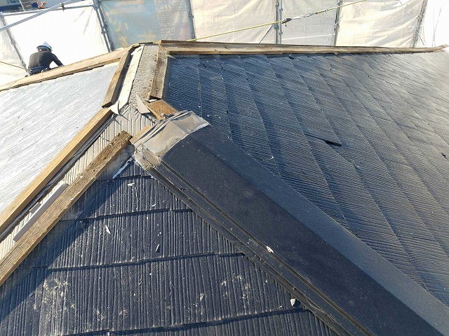 各務原市で屋根カバー工法実施前の下地処理、既存棟板金と下地の貫板を解体し防水シートを施工